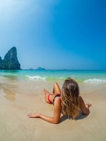 Frau Ruht Sich Tropischen Strand Von Railay Krabi Thailand Aus — Stockfoto