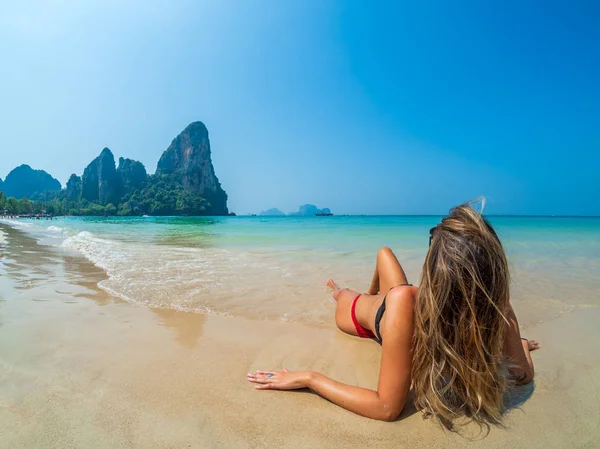 Mujer Descansando Playa Tropical Railay Krabi Tailandia — Foto de Stock