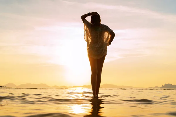 Krásná Žena Pláži Thajsku Při Západu Slunce — Stock fotografie