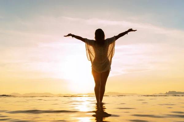 Schöne Frau Strand Thailand Bei Sonnenuntergang — Stockfoto