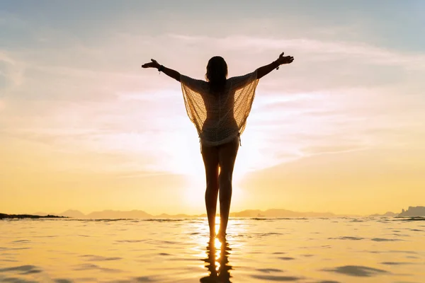 Mooie Vrouw Aan Het Strand Thailand Bij Zonsondergang — Stockfoto