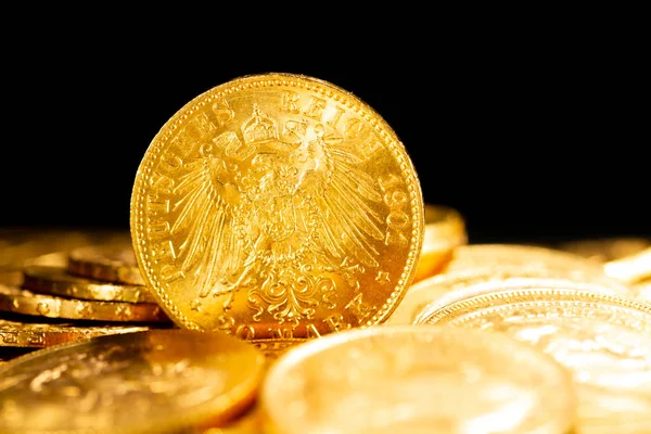 Monedas Oro Real Sobre Fondo Oscuro —  Fotos de Stock