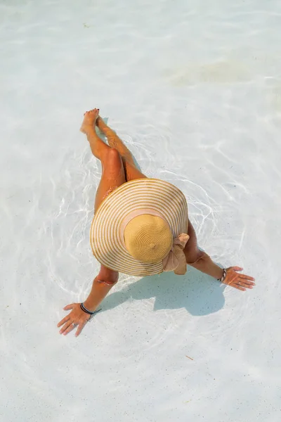 Vrouw Ontspannen Bij Het Zwembad Het Luxe Tropisch Resort — Stockfoto