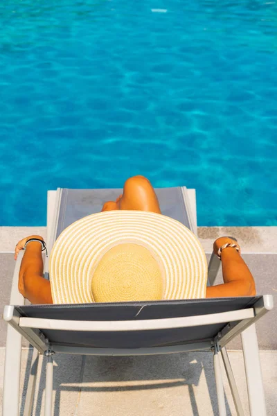 Vrouw Ontspannen Een Zonnebank Bij Het Zwembad Het Luxe Tropisch — Stockfoto