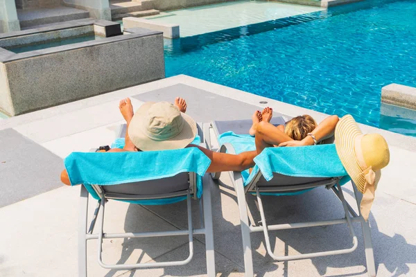 Koppel Ligbedden Door Het Zwembad Ontspannen Tropische Luxeresort — Stockfoto
