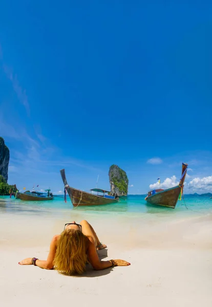 Mujer Disfrutando Sus Vacaciones Playa Tropical —  Fotos de Stock