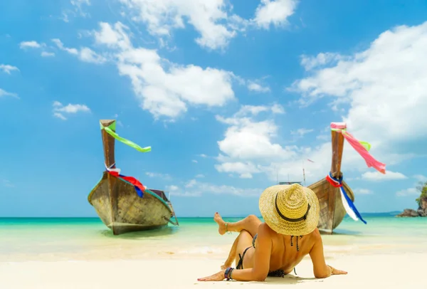 Kvinna Njuter Sin Semester Den Tropiska Stranden — Stockfoto