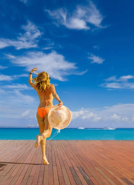 Γυναίκα Απολαμβάνει Τις Διακοπές Της Στην Τροπική Παραλία — Φωτογραφία Αρχείου