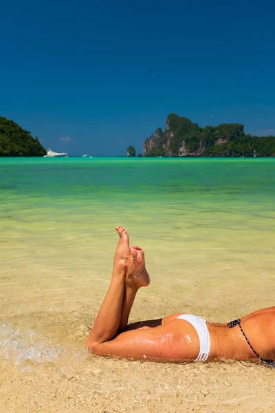 Donna Godendo Sue Vacanze Sulla Spiaggia Tropicale — Foto Stock