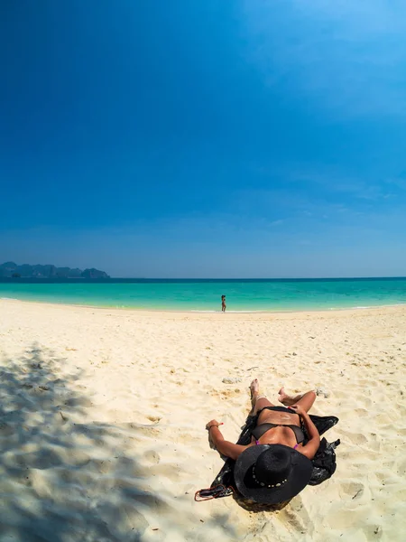 Γυναίκα Απολαμβάνει Τις Διακοπές Της Στην Τροπική Παραλία — Φωτογραφία Αρχείου