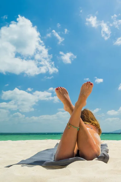 Vrouw in bikini op het strand — Stockfoto