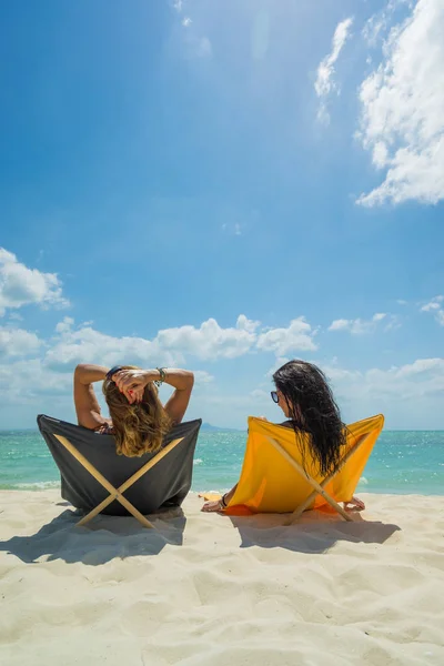 İki kadın tropikal sahilde tatilin tadını çıkarıyor. — Stok fotoğraf