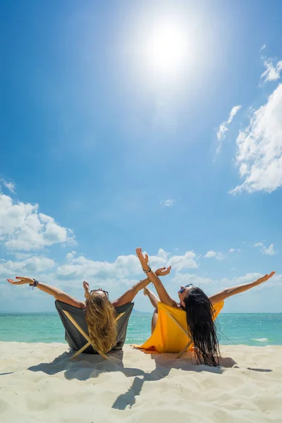 ผู้หญิงสองคนกําลังสนุกกับวันหยุดที่ชายหาดเขตร้อน — ภาพถ่ายสต็อก