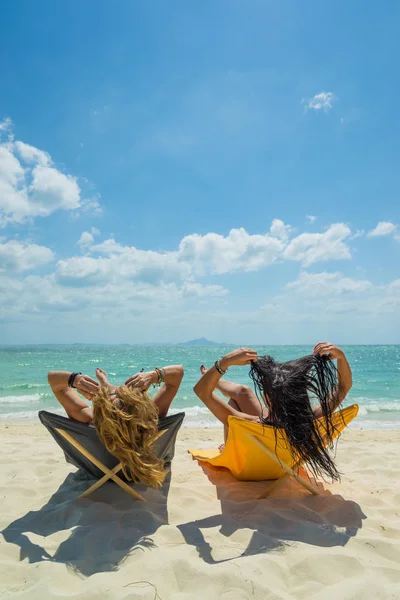 Dwie kobiety cieszą się wakacjami na tropikalnej plaży — Zdjęcie stockowe