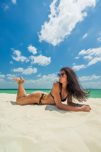 Mujer en bikini en la playa — Foto de Stock