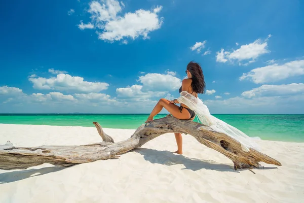 Mujer tomando el sol en la playa tropical — Foto de Stock
