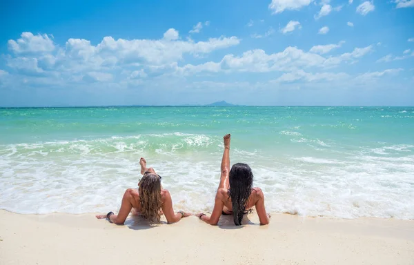 Dos mujeres disfrutando de sus vacaciones en la playa tropical — Foto de Stock