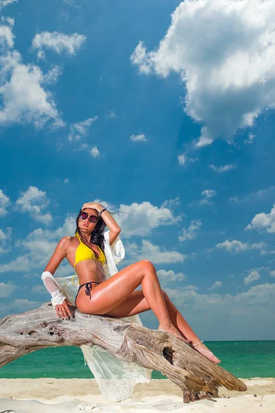 Žena opalování na tropické pláži — Stock fotografie