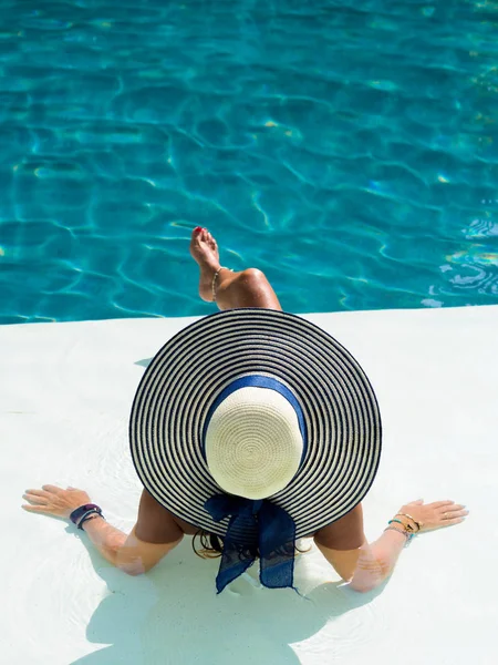 Женщина сидит в бассейне — стоковое фото