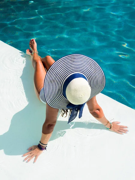 Frau sitzt im Schwimmbad — Stockfoto