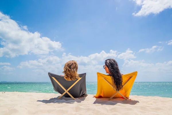 Zwei Frauen genießen ihren Urlaub am tropischen Strand — Stockfoto