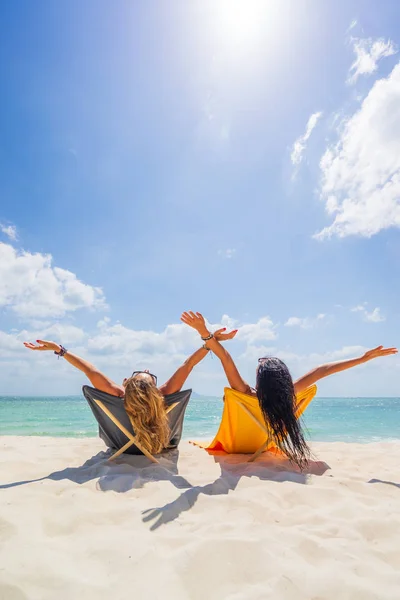 Dvě ženy si užívají dovolenou na tropické pláži — Stock fotografie