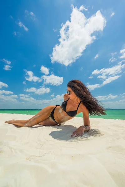 Жінка в бікіні на пляжі — стокове фото