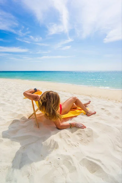 Mujer disfrutando de sus vacaciones en un tranvía en la playa tropical — Foto de Stock