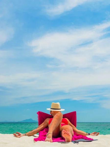 Mulher desfrutando de suas férias em um transat na praia tropical — Fotografia de Stock