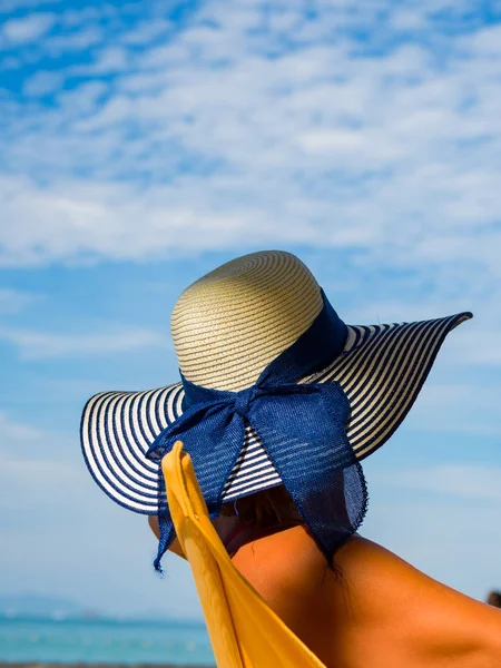 Nő élvezi a nyaralás a transat a trópusi strandon — Stock Fotó