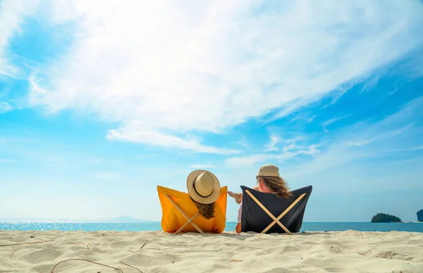 Casal na praia de areia branca — Fotografia de Stock