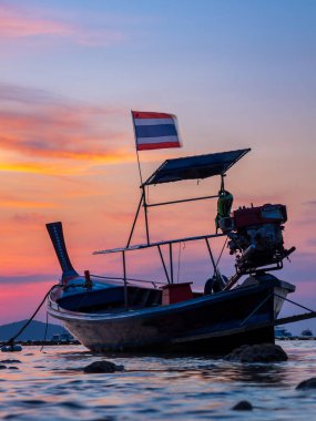 Traditionnal Long tail tekne gün batımında 