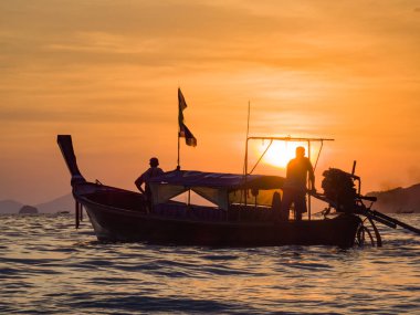 Gün batımında uzun kuyruk tekne-Tayland