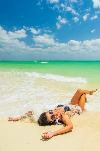 Mujer disfrutando de sus vacaciones en un tranvía en la playa tropical —  Fotos de Stock