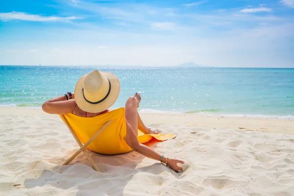 Жінка насолоджується відпусткою на транспорті на тропічному пляжі — стокове фото