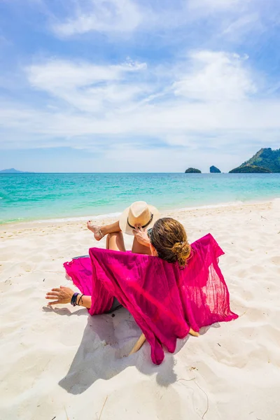 Mujer disfrutando de sus vacaciones en un tranvía en la playa tropical — Foto de Stock