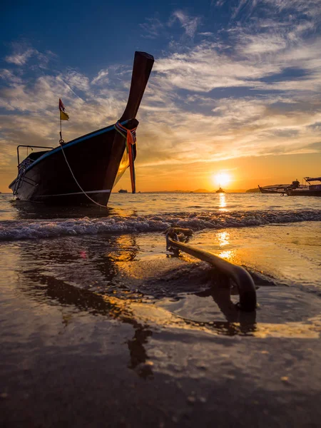 Barco de cauda longa ao pôr do sol na Tailândia — Fotografia de Stock