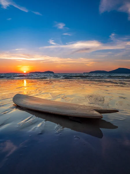 Prancha de surf na praia — Fotografia de Stock