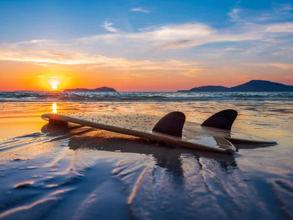 Prancha de surf na praia — Fotografia de Stock