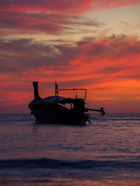 Gün batımında uzun kuyruk tekne-Tayland — Stok fotoğraf