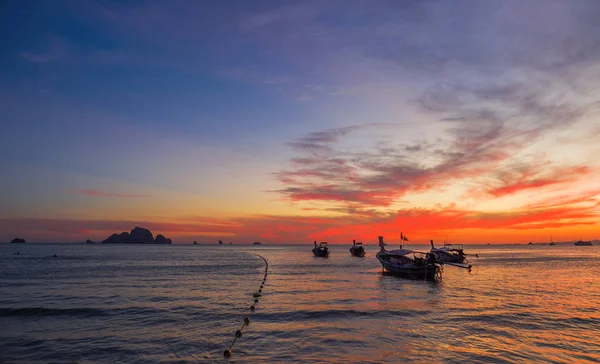 Barco de cola larga al atardecer en Tailandia — Foto de Stock