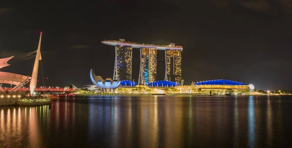 Marina Bay Sands v noci největší hotel v Asii. — Stock fotografie