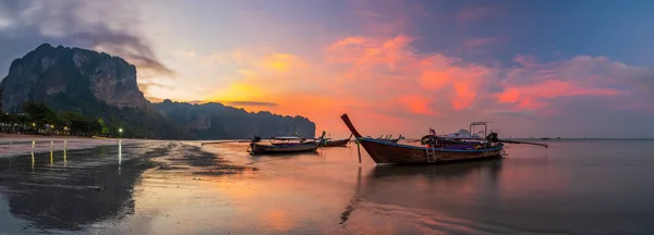 Traditionnal Barco de cauda longa ao pôr do sol — Fotografia de Stock