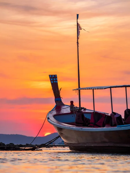 Traditionnel Bateau à longue queue au coucher du soleil — Photo