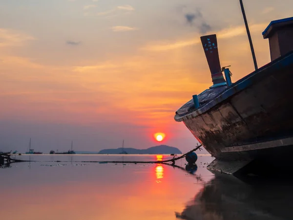 Traditionnal Long tail boat at sunset — Stock Photo, Image