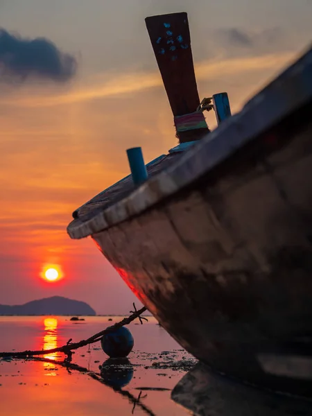 Traditionnal Barco de cauda longa ao pôr do sol — Fotografia de Stock