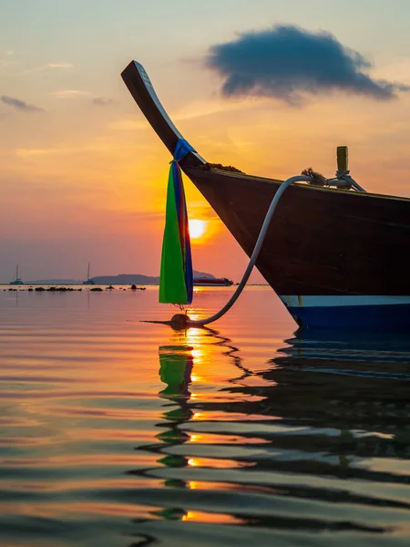 Barco de cauda longa ao pôr do sol na Tailândia — Fotografia de Stock