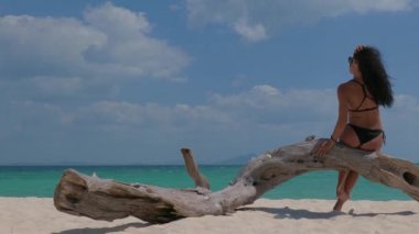 Kadının onun tatil Tayland tropik sahilde