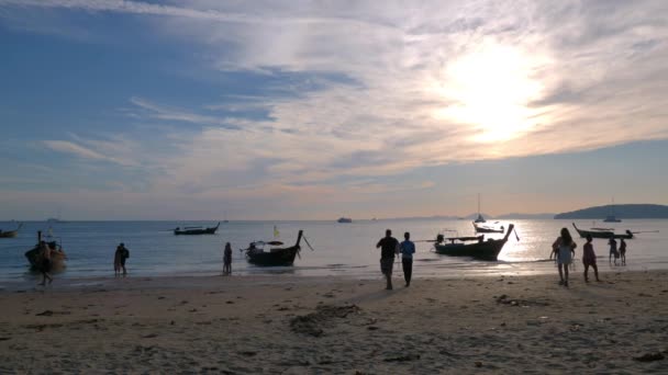 Silueta Personas Atardecer Provincia Nang Krabi Tailandia — Vídeos de Stock