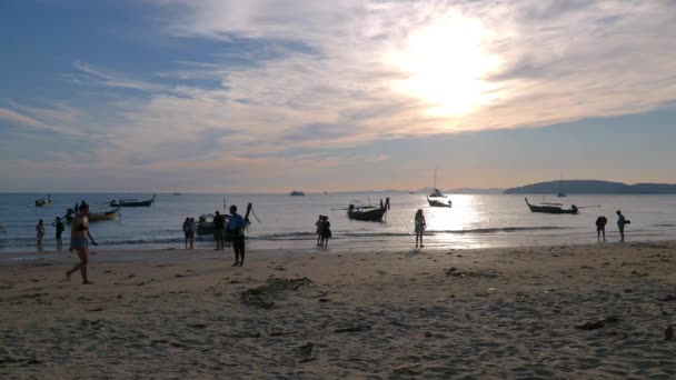 Silhouette Von Menschen Bei Sonnenuntergang Der Thailändischen Provinz Nang Krabi — Stockvideo